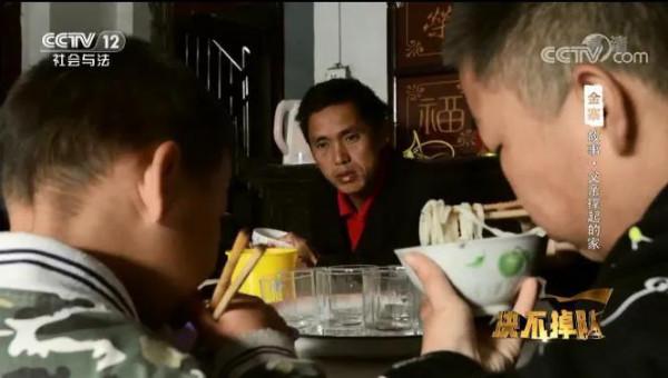 安徽7歲男孩一場大病，母親提出離婚，父親帶2孩獨自撐起一個家