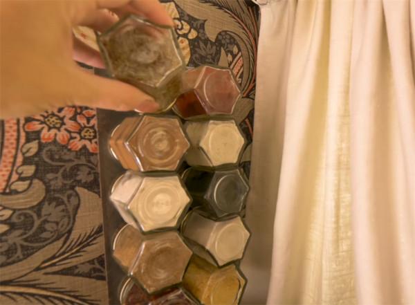 一家四口低價買2001年廢舊大巴，將22㎡空間變成蝸居，生活太幸福