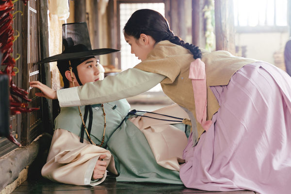 惠利《花開時想月》真的跌進水肥田 全身飄惡臭樂觀喊：心情真好