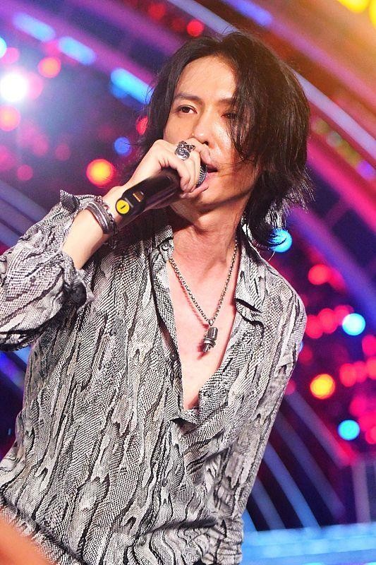 張淇太有魅力了,身材挺拔比例完美,穿黑褲很有音樂人的個性 張淇太有魅力了,身材挺拔比例完美,穿黑褲很有音樂人的個性