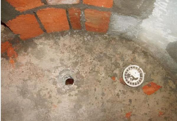 老爸為了省錢用磚砌淋浴房，朋友都吐槽說：像棺材，氣炸了