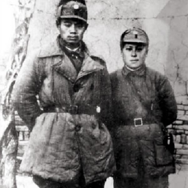 建國後,開國中將榮歸故里,見跛腿哥哥在門口迎接,頓感不妙 建國後,開國中將榮歸故里,見跛腿哥哥在門口迎接,頓感不妙