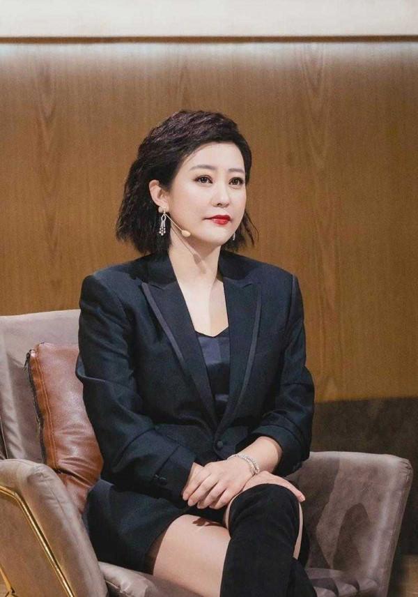 郝蕾這回造型太成功，穿西裝配過膝長靴，泡麵頭洋氣又減齡