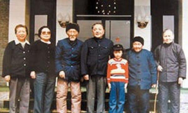 1950年，鄧小平首次見到比他大五歲的繼母，之後用了三種不同稱呼
