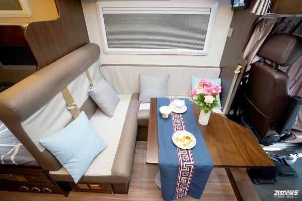 48V電路+實木傢俱板材，車裡還自帶茶具，魯道爾兩款車型可以選擇