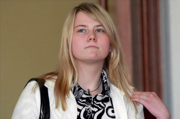 1998年，奧地利10歲女孩上學途中遭綁架，8年後獲救，卻疑點重重