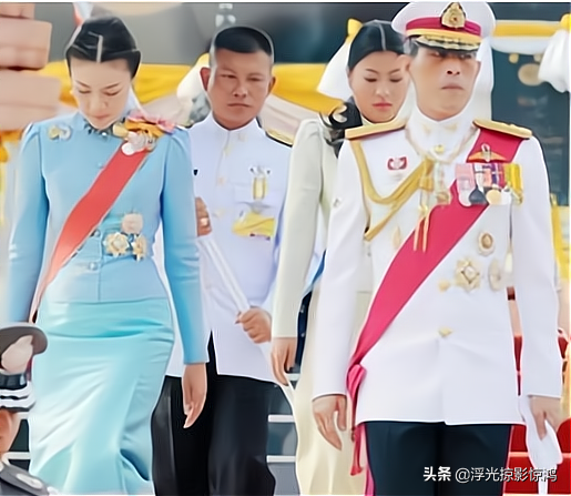 曼美庫行宮見證西拉米起伏，生娃後首度在此亮相，復出定居於此