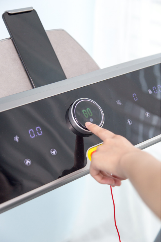 榮耀親選磁懸浮減震跑步機體驗：不再淪為晾衣架的存在？