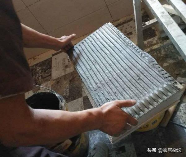 家裡裝修貼牆磚，擔心瓷磚脫落，方法很重要，這3步要做對