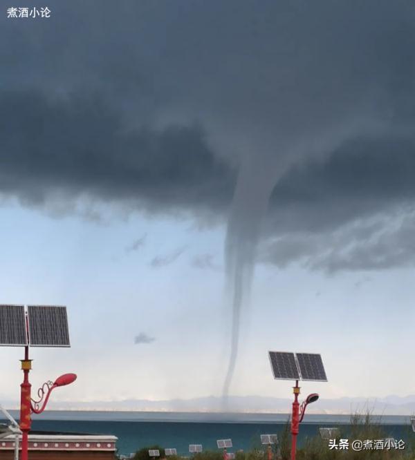 青海湖現龍吸水奇觀，水柱扶搖直上，壯觀景象讓人歎為觀止