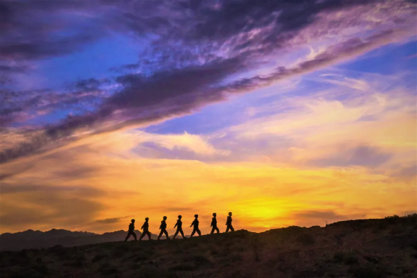 金秋塞外沙場，他們的剪影絕美