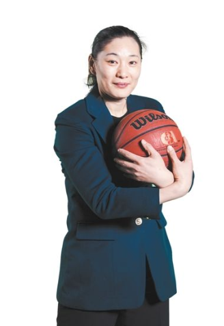 中國女籃球星李昕曾與鞏曉彬相戀，不過多年無果，後來嫁給了誰呢
