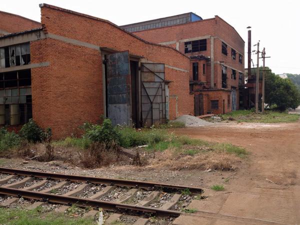 凌源一處軍工廠，規模龐大職工近2萬，曾主要生產火藥，如今荒涼