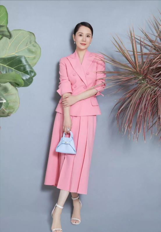 “國民媳婦”海清，一雙一字帶高跟鞋，搭配出百變風格好氣質