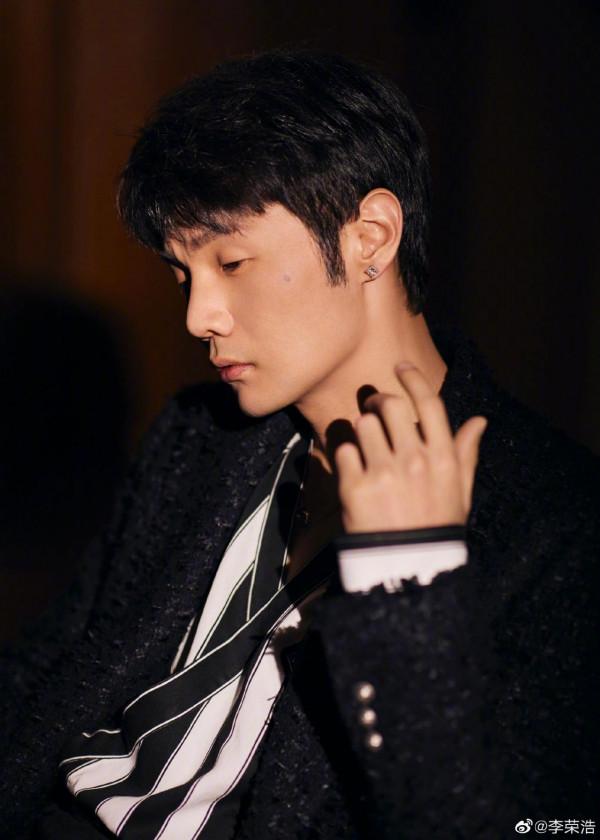 貌似有才華的大多數眼睛都比較小，李榮浩也不例外