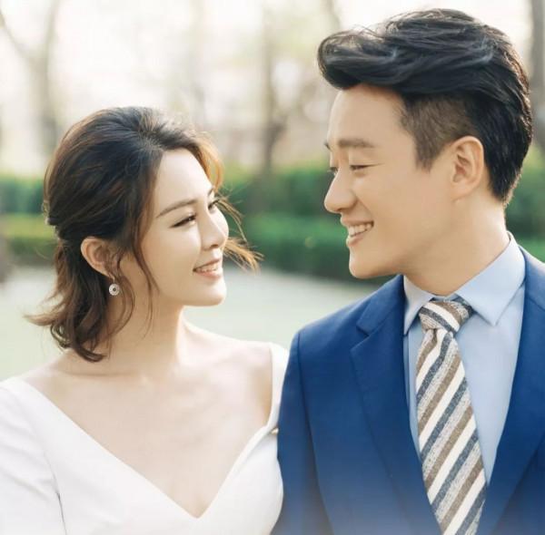 6位娛圈明星夫妻，從校服到婚紗，個個娶初戀，在一起最長40年