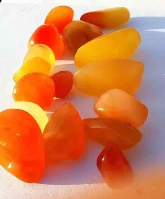 在新疆，有一種生活叫“撿石頭”