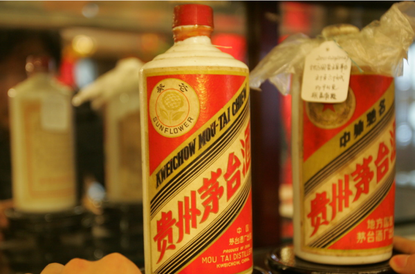 酒桌上請客，貴州人都用什麼酒呢？茅臺並非首選，當地人：喝不起