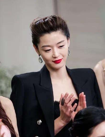 8位初代韓流女星今昔對比,有人美貌依舊,有人中年顏垮,差距大 8位初代韓流女星今昔對比,有人美貌依舊,有人中年顏垮,差距大