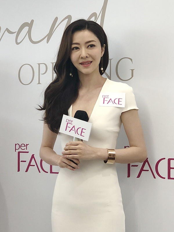 熊黛林的腿也太長了吧，就算穿設計很簡單的裙子，腿也不顯短