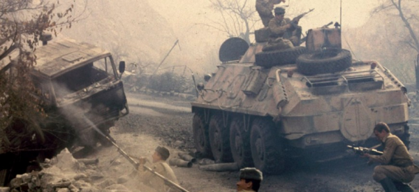 蘇聯窮兵黷武，仗著武力優勢入侵阿富汗，面對游擊戰以慘敗收場