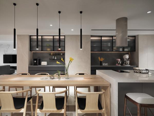 100㎡安排超大廚房，電視牆延伸轉角櫃，足足多出10㎡收納地