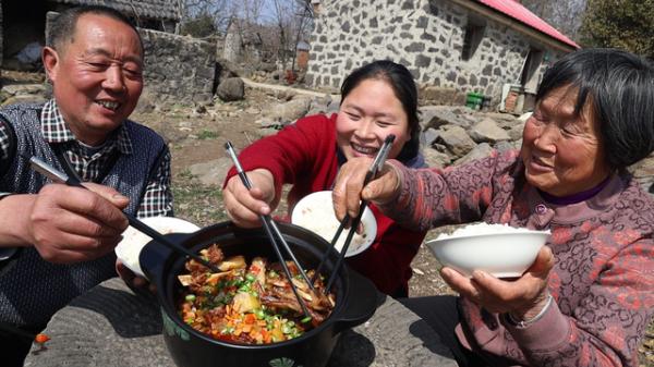 安徽農民夫妻，邊種田邊做飯，被罵作秀，卻年入100萬，憑啥？