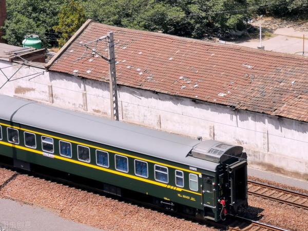 小區保安追求業主小姐姐，遭準岳父百般阻撓。五年後逆襲全還了