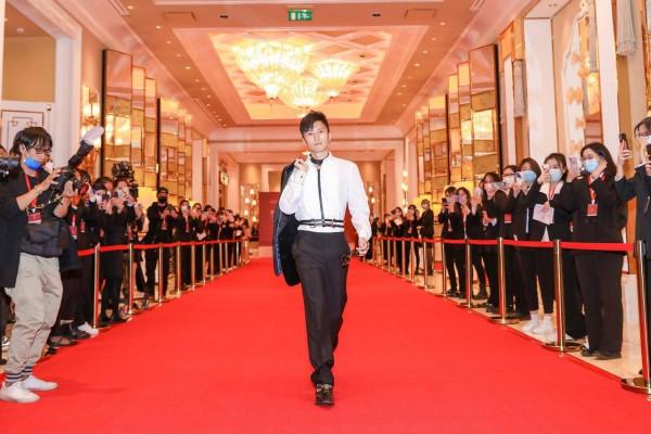 謝霆鋒亮相電影節，穿西裝走紅毯型男範十足，這顏值真不需要化妝