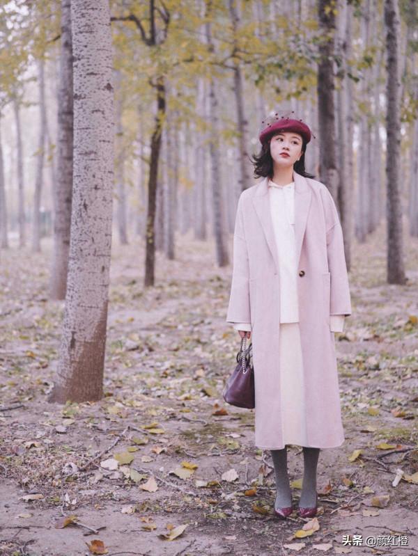 冬天不想露腳踝可以選擇高筒襪，學會這些選款小技巧，保暖又時髦