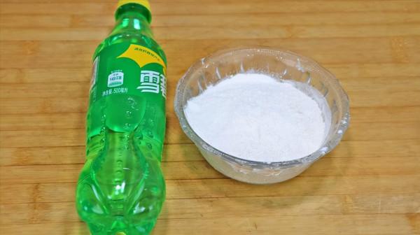 麵粉里加1瓶雪碧，這樣做還是第一次見，真是太香了，上桌就掃光