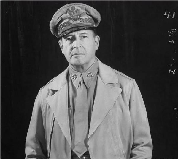 出身即將軍,麥克阿瑟的一生早已被其父安排的明明白白 出身即將軍,麥克阿瑟的一生早已被其父安排的明明白白