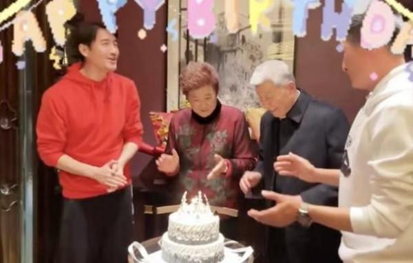 胡兵為80歲老母慶生，哥哥出獄後罕見露面，瘦太狠和母親一般老