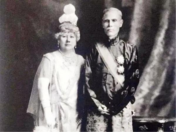 嫁給首富一直無子，麥秀英勸說表妹當妾，表妹連生10子成平妻