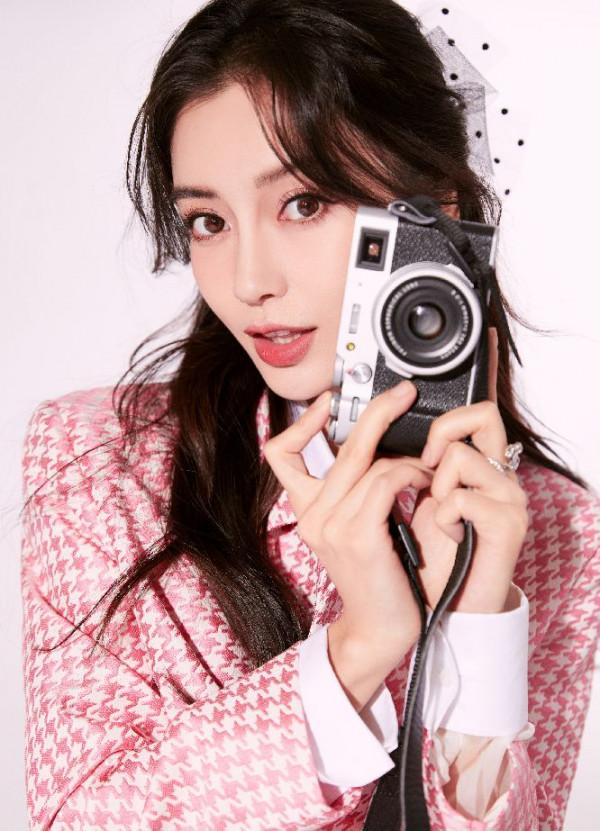 楊穎一身粉色千鳥格套裝，甜美可愛滿糖少女，美圖顏值線上