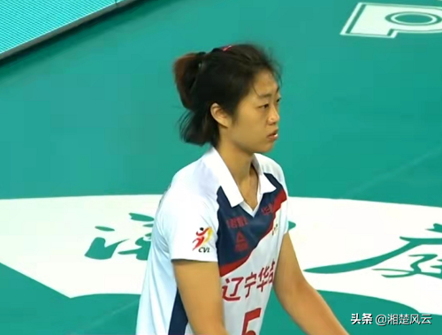 天津女排3-0遼寧，趙勇搖頭苦笑，丁霞不受影響與袁心玥隔網聊天