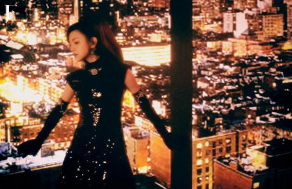 陳妍希穿皮衣化身摩登女郎 霓虹繁光下復古感拉滿