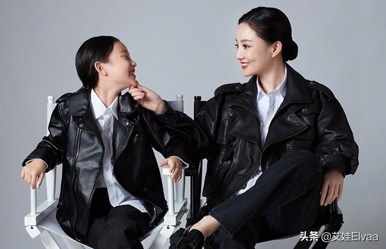 9歲甜馨真出息！穿西裝扎高馬尾邁八字步參加演出，真給爸媽長臉