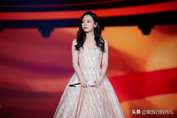 張靚穎一襲金色禮服裙優雅動人，女神範十足