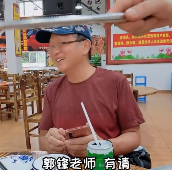 喪妻4年!70歲郭鋒走出陰霾內地復出拍戲,大排檔吃飯笑容滿面 喪妻4年!70歲郭鋒走出陰霾內地復出拍戲,大排檔吃飯笑容滿面