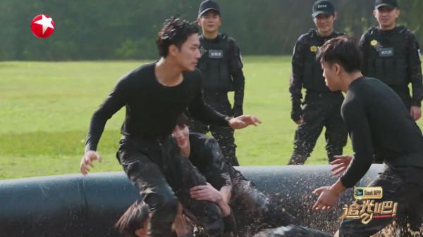 秦奮格鬥時不小心打徐志賢一耳光,細節見人品,應該向張衛健學習 秦奮格鬥時不小心打徐志賢一耳光,細節見人品,應該向張衛健學習