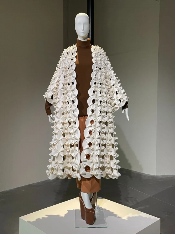 當時裝與藝術碰撞——VALENTINO「再·詮釋」展覽 當時裝與藝術碰撞——VALENTINO「再·詮釋」展覽