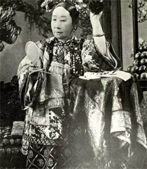 慈禧死前喝王八湯吊命，剛斷氣，太監就立馬往嘴裡塞了一顆夜明珠