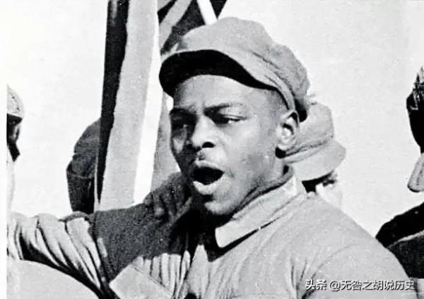 一個黑人士兵舉著白旗朝志願軍走來，突然黑人身後的美軍開火了