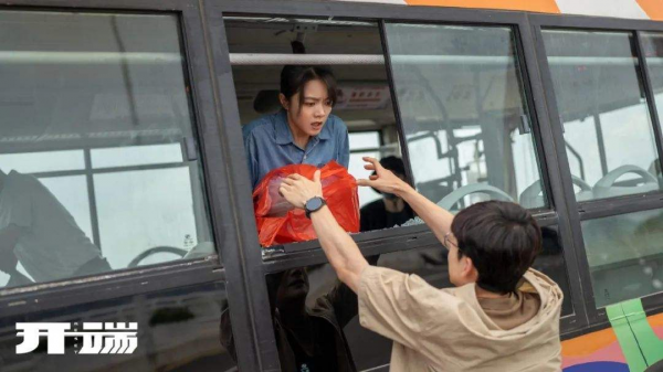 影視劇裡的窮人有多離譜？月薪三千租豪宅，沒錢還頓頓小火鍋