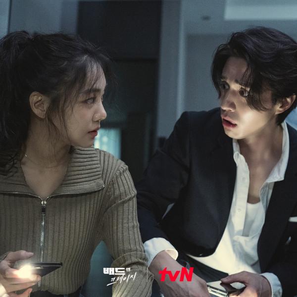 韓劇《邪惡與瘋狂》李棟旭魏化俊合作追捕都議員，身世秘密首曝光