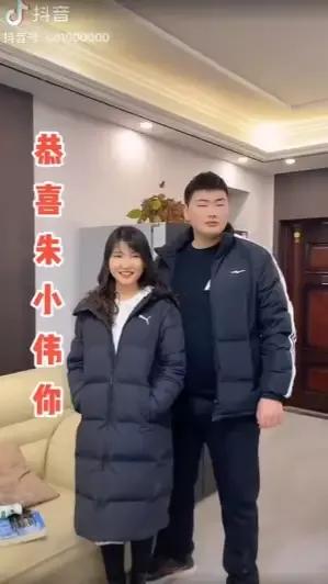 網傳大衣哥兒子小偉新女友澄清不是女友，但另一版本說媒人已搞定