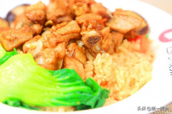 大廚分享黃燜雞米飯新吃法，米飯和雞肉一塊燜，在家做出餐館味道