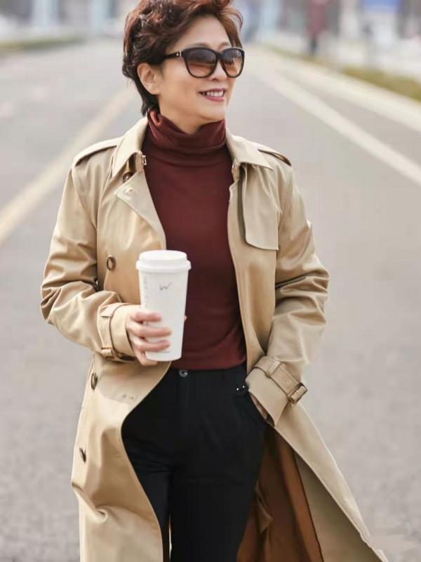 誰說出街戴帽子才是時尚？瞧這對母女，不戴帽子同樣漂亮又優雅