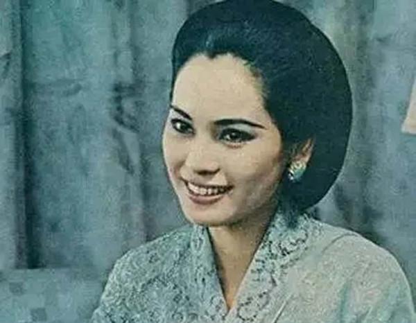 58歲印尼總統看上19歲日本藝伎,3年後,將其娶回家當四房老婆 58歲印尼總統看上19歲日本藝伎,3年後,將其娶回家當四房老婆